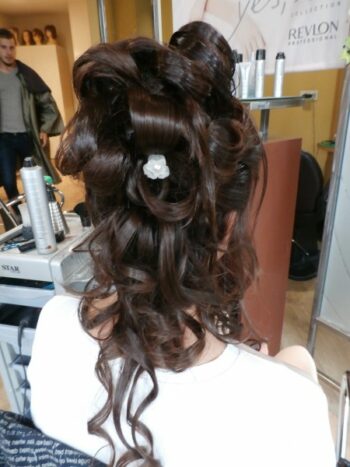 chignon bouclé christine coiffure chamboulive